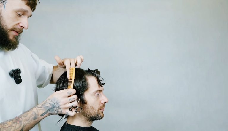 Łączenie projekcji w sekcji podczas strzyżenia męskiego